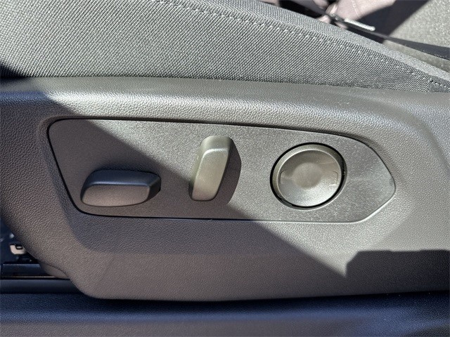 GMC Sierra 1500 Vehicle Full-screen Gallery Image 12