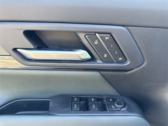 GMC Terrain Vehicle Full-screen Gallery Image 13