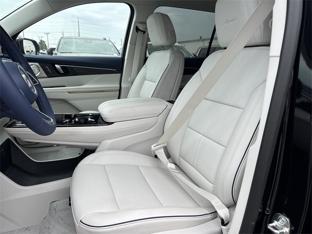 Buick Enclave Vehicle Full-screen Gallery Image 11