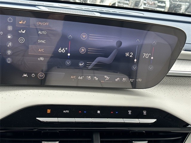 Buick Enclave Vehicle Full-screen Gallery Image 19