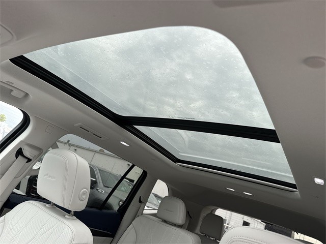 Buick Enclave Vehicle Full-screen Gallery Image 22