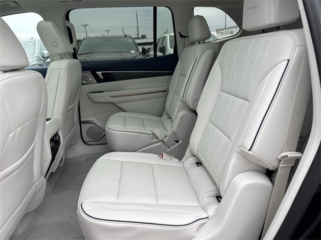 Buick Enclave Vehicle Full-screen Gallery Image 23