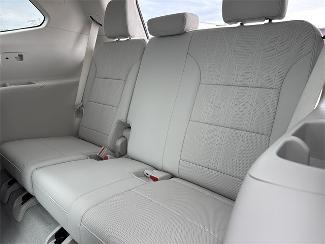 Buick Enclave Vehicle Full-screen Gallery Image 24