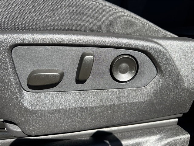 GMC Sierra 1500 Vehicle Full-screen Gallery Image 12