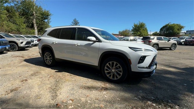 Buick Enclave Vehicle Full-screen Gallery Image 02