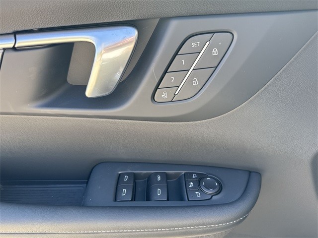 Buick Enclave Vehicle Full-screen Gallery Image 13