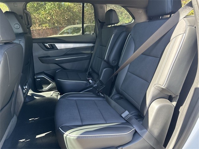 Buick Enclave Vehicle Full-screen Gallery Image 22