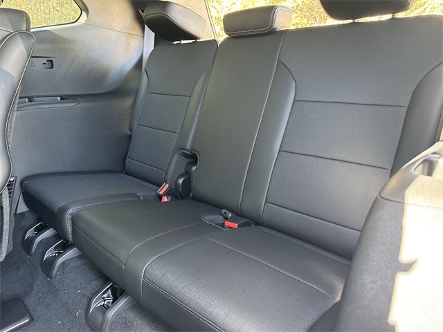 Buick Enclave Vehicle Full-screen Gallery Image 23