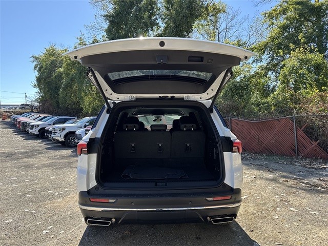 Buick Enclave Vehicle Full-screen Gallery Image 24