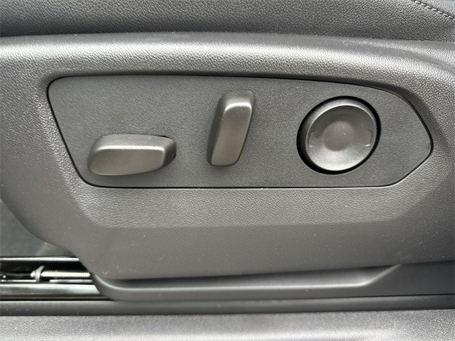 GMC Sierra 1500 Vehicle Full-screen Gallery Image 12