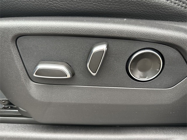 GMC Sierra 1500 Vehicle Full-screen Gallery Image 12