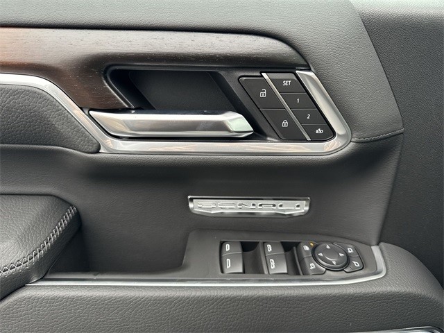 GMC Sierra 1500 Vehicle Full-screen Gallery Image 13