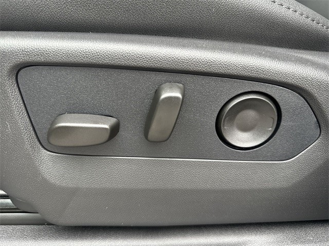 GMC Sierra 1500 Vehicle Full-screen Gallery Image 12