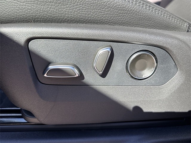 GMC Sierra 1500 Vehicle Full-screen Gallery Image 12