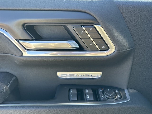 GMC Sierra 1500 Vehicle Full-screen Gallery Image 13