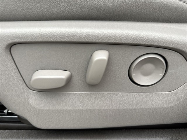 GMC Sierra 1500 Vehicle Full-screen Gallery Image 12