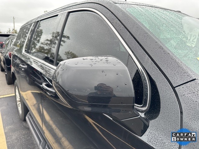 GMC Yukon XL Vehicle Full-screen Gallery Image 09