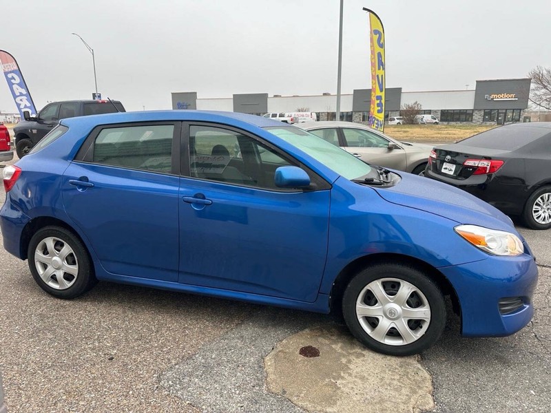 Toyota Matrix Vehicle Full-screen Gallery Image 05