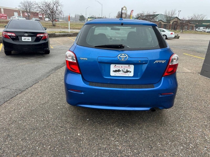 Toyota Matrix Vehicle Full-screen Gallery Image 06
