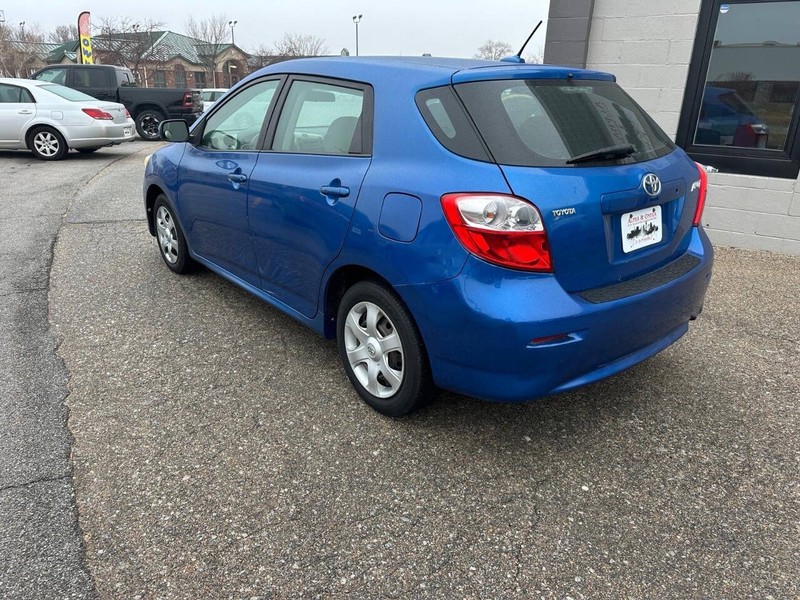 Toyota Matrix Vehicle Full-screen Gallery Image 07