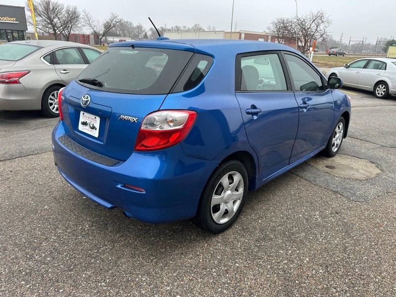 Toyota Matrix Vehicle Full-screen Gallery Image 08