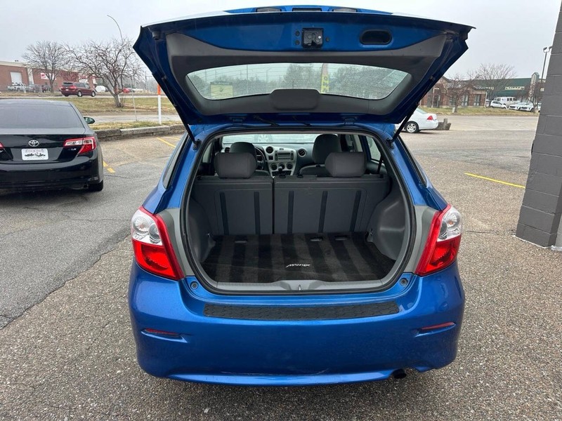 Toyota Matrix Vehicle Full-screen Gallery Image 10