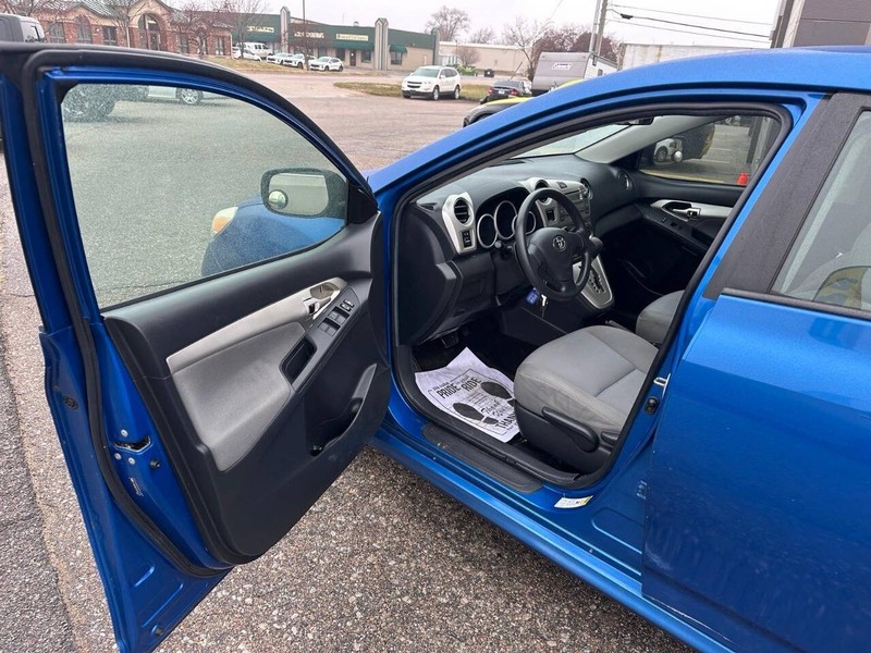 Toyota Matrix Vehicle Full-screen Gallery Image 11