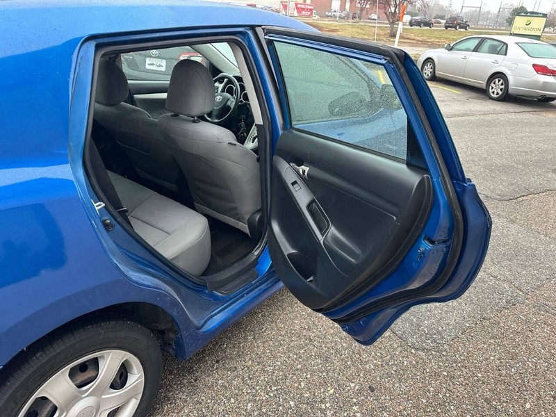 Toyota Matrix Vehicle Full-screen Gallery Image 14