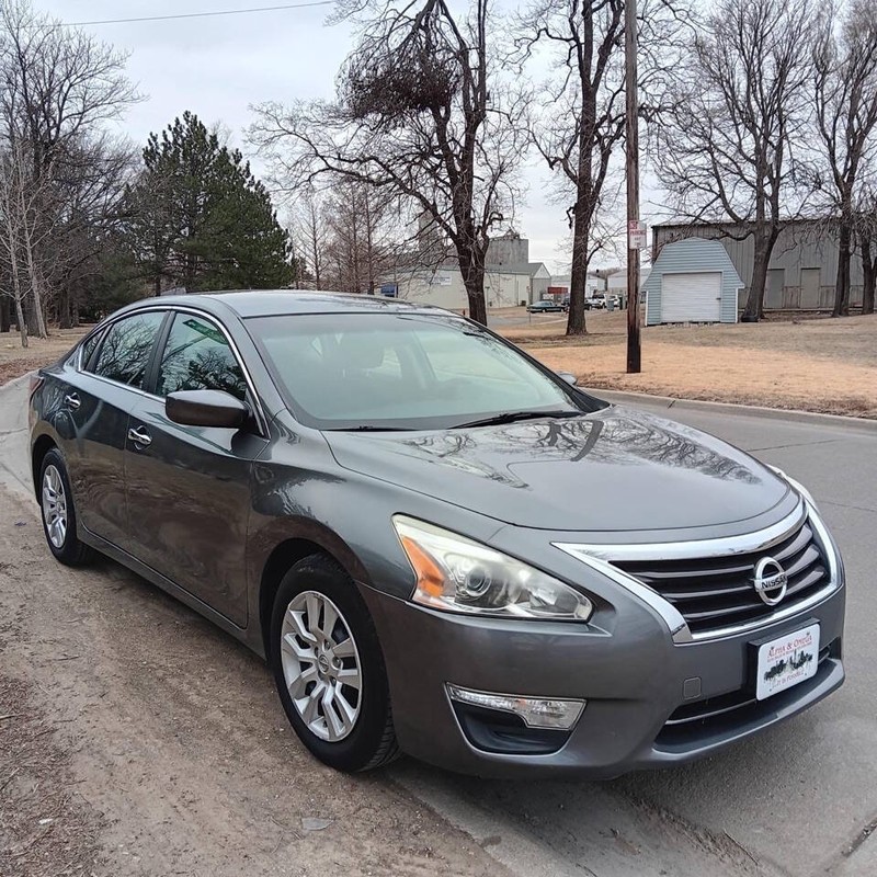 Nissan Altima Vehicle Full-screen Gallery Image 02