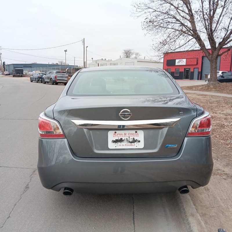 Nissan Altima Vehicle Full-screen Gallery Image 03