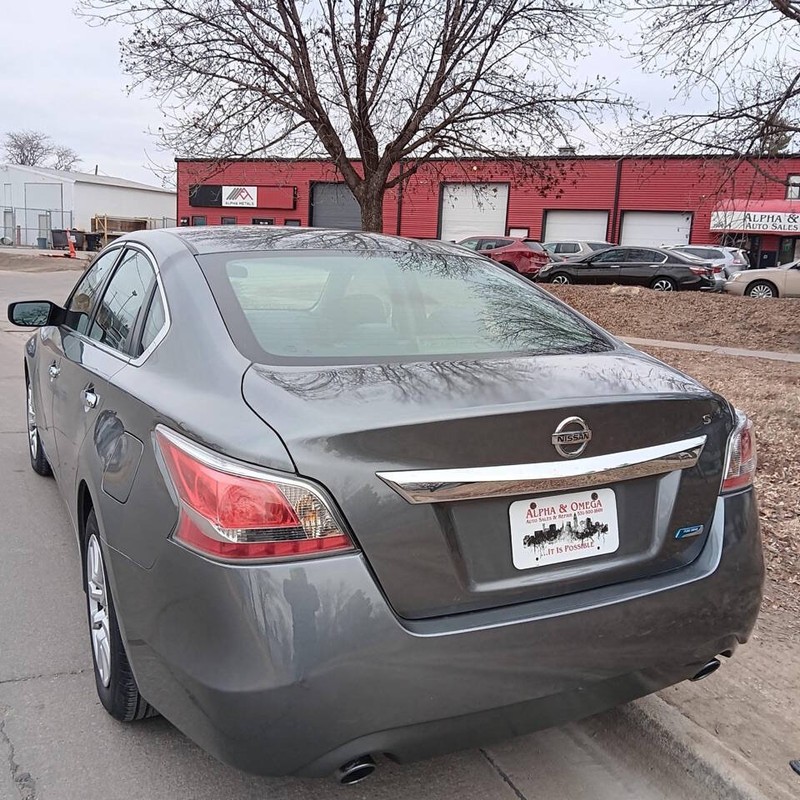 Nissan Altima Vehicle Full-screen Gallery Image 04