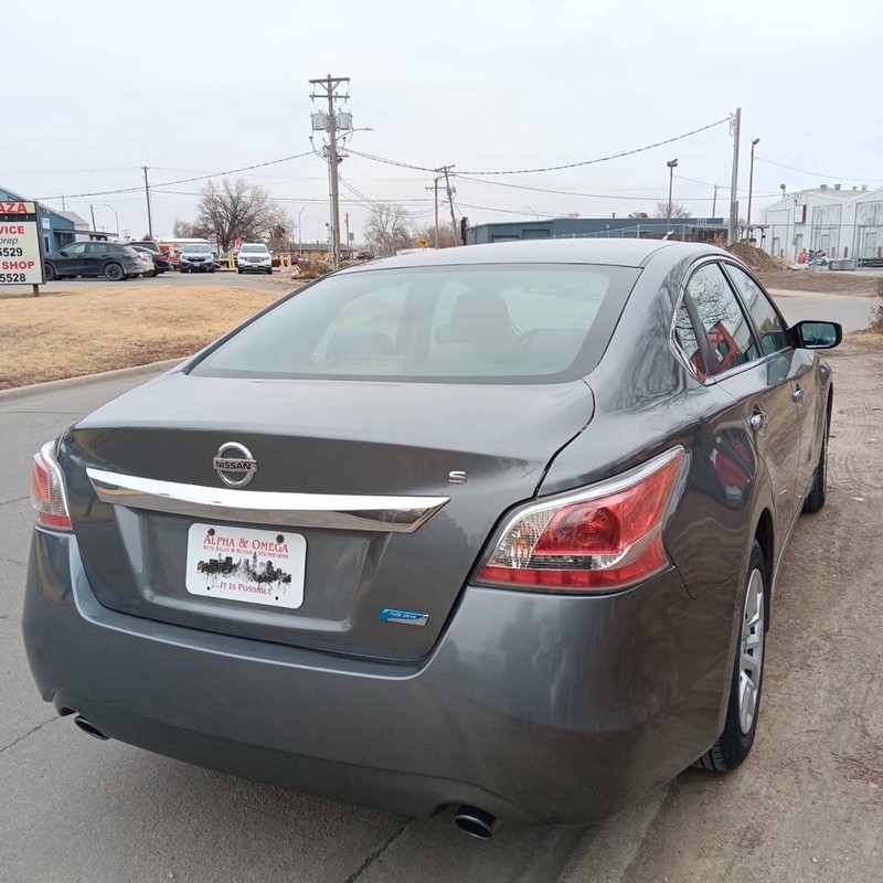 Nissan Altima Vehicle Full-screen Gallery Image 05