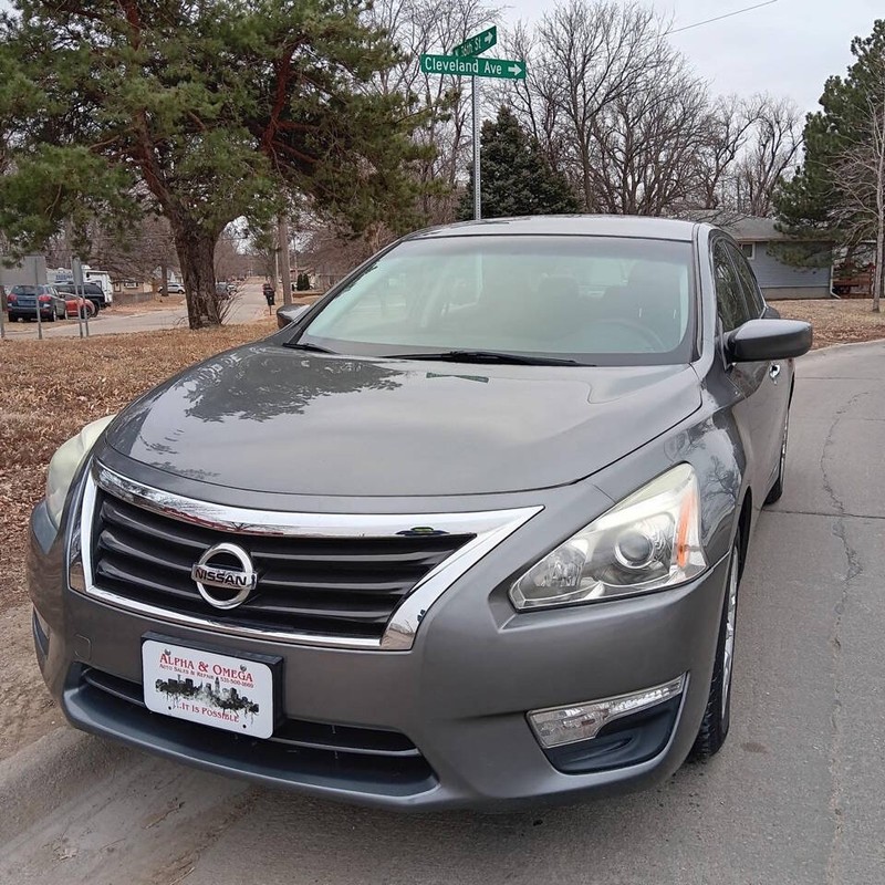Nissan Altima Vehicle Full-screen Gallery Image 06