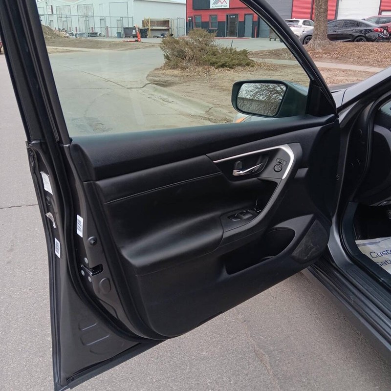Nissan Altima Vehicle Full-screen Gallery Image 07