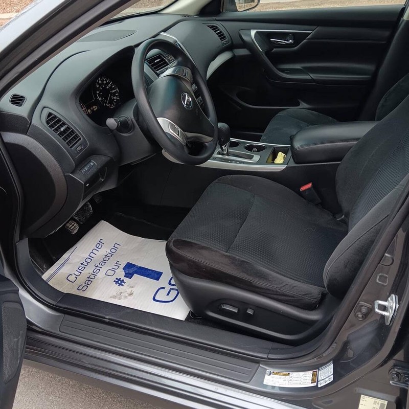 Nissan Altima Vehicle Full-screen Gallery Image 08