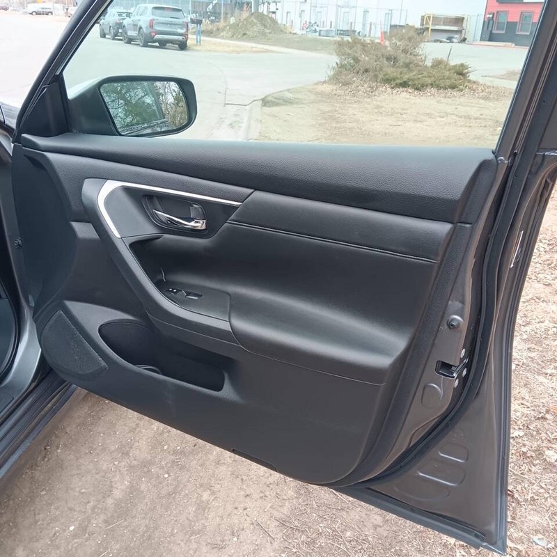 Nissan Altima Vehicle Full-screen Gallery Image 09