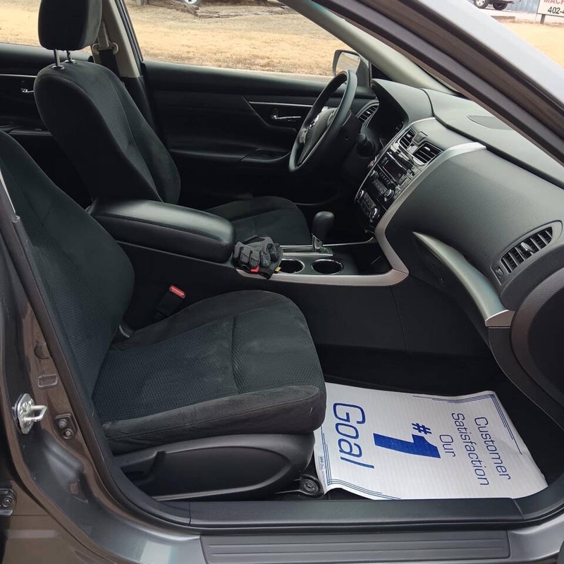 Nissan Altima Vehicle Full-screen Gallery Image 10