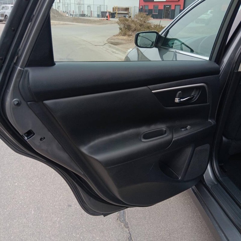Nissan Altima Vehicle Full-screen Gallery Image 11