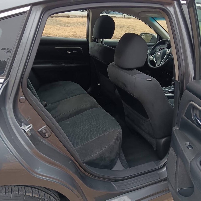Nissan Altima Vehicle Full-screen Gallery Image 14