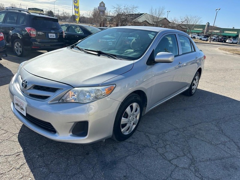 Toyota Corolla Vehicle Full-screen Gallery Image 03