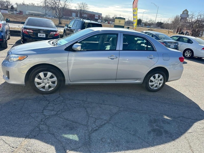 Toyota Corolla Vehicle Full-screen Gallery Image 04