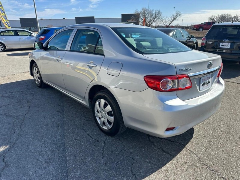 Toyota Corolla Vehicle Full-screen Gallery Image 05