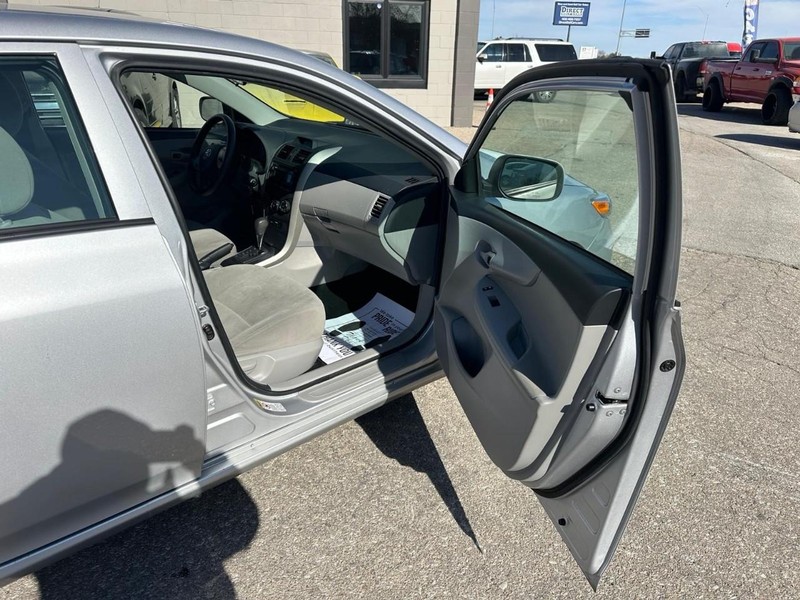 Toyota Corolla Vehicle Full-screen Gallery Image 08
