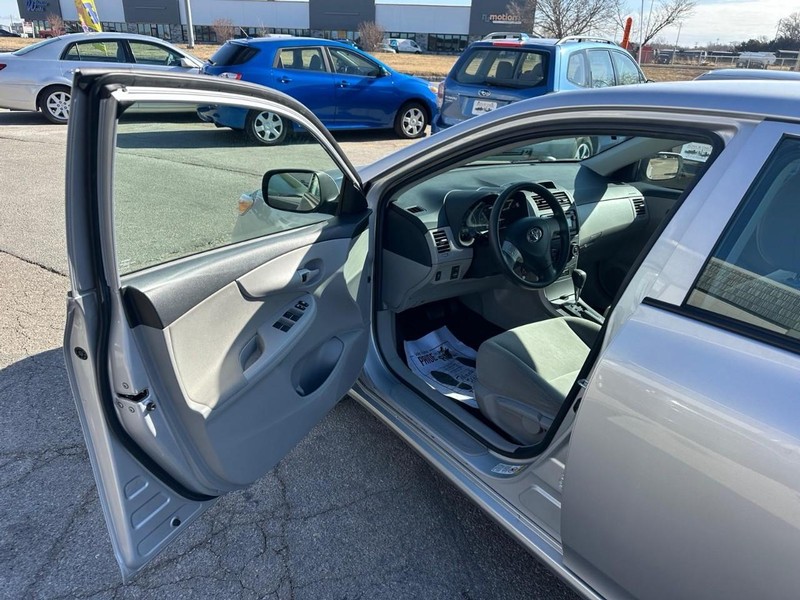 Toyota Corolla Vehicle Full-screen Gallery Image 10
