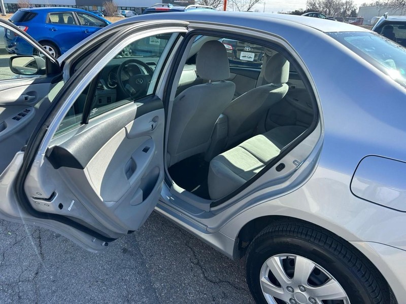 Toyota Corolla Vehicle Full-screen Gallery Image 11
