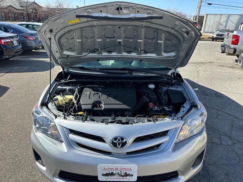 Toyota Corolla Vehicle Full-screen Gallery Image 12