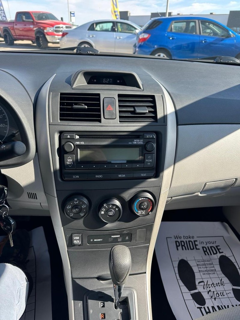 Toyota Corolla Vehicle Full-screen Gallery Image 13