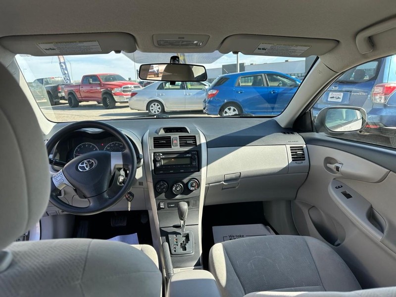 Toyota Corolla Vehicle Full-screen Gallery Image 15