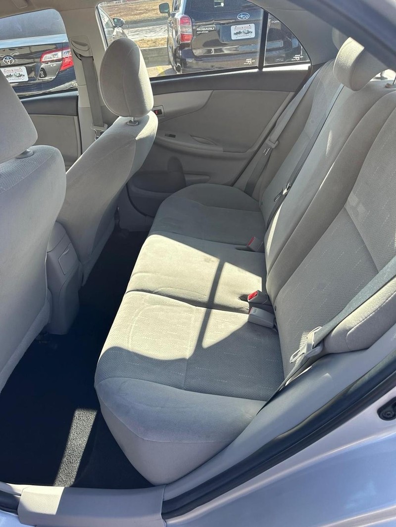 Toyota Corolla Vehicle Full-screen Gallery Image 16