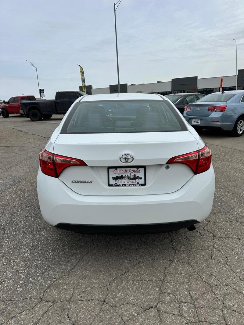 Toyota Corolla Vehicle Full-screen Gallery Image 06